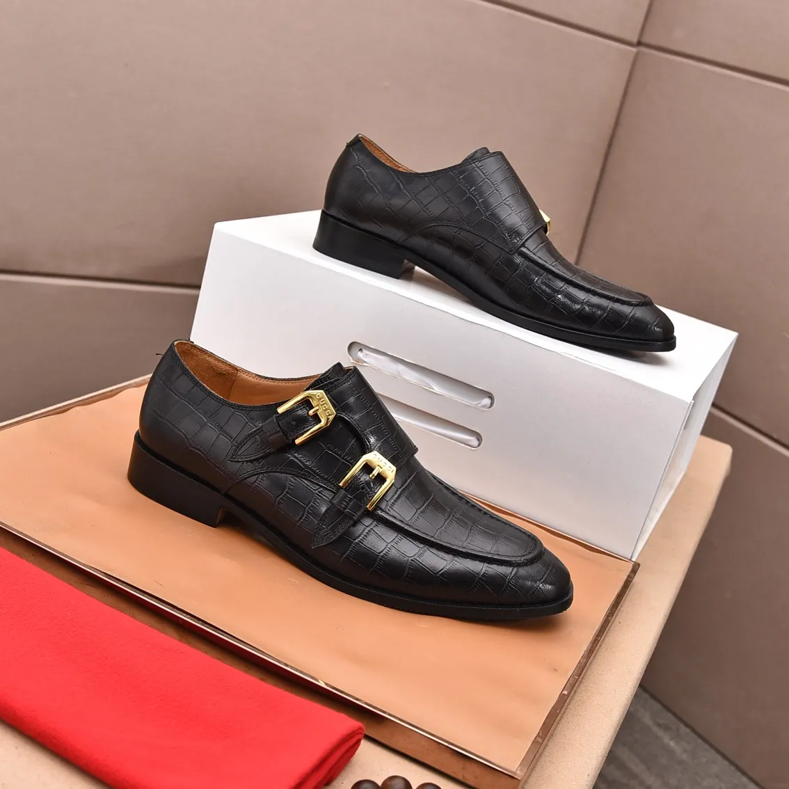 Men's shoes 💰560 (high-end, all cowhide) GUCCI high-end formal leather shoes, original imported fabrics from Italy, cowhide lining, original hardware. I believe you will be struck by it from the first moment you see it. The avant-garde atmosphere can no longer fully interpret its elegance. AAA grade rubber outsole, super comfortable. Original counter last, ensuring its original version and quality. The simple upper ensures its comfort and breathability. A pair of truly good shoes has its own unique soul, famous quality, regular size 38-44 (45 46 customized)